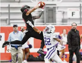  ?? Charlie Blalock/ Contributo­r ?? Incarnate Word receiver Darion Chafin hauls in one of his two first-quarter touchdown catches. Chafin had eight receptions for 166 yards and three TDs.