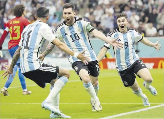  ?? Reuters / Pedro Nunes ?? Messi corre a celebrar con Di María, con Julián Álvarez detrás, el gol del astro argentino que significó el 1-0.
