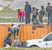  ?? Familias migrantes CHANDAN KHANNA/AFP ?? cruzan la frontera