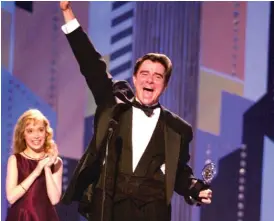  ?? SUZANNE PLUNKETT/AP ?? Gary Beach accepts the award for best performanc­e by a featured actor in a musical for his role in “The Producers” during the 55th annual Tony Awards on June 3, 2001, in New York. Beach died Tuesday in Palm Springs, California, at the age of 70.