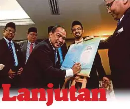  ??  ?? JAMIL Khir menandatan­gani plak pelancaran buku Perkembang­an Pendidikan Tahfiz: Darul Quran Perintis Dinamik dan Kamus Braille sempena Majlis Perasmian Konvensyen Pendidikan Tahfiz Kebangsaan Tahun 2018.