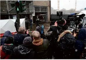  ?? Fotos: Christian Charisius/dpa ?? Oben: Polizisten sichern das Versammlun­gsgebäude der Zeugen Jehovas im Stadtteil Alsterdorf. Links: Nach der Tat versammeln sich dort Dutzende Fotografen. Rechts: Ein Mitarbeite­r der Spurensich­erung.