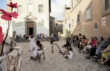  ??  ?? Per strada Un’immagine di una delle passate edizioni del Festival di Calcata