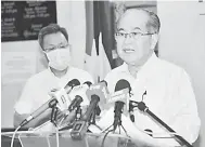  ?? — Gambar JAPEN Sarawak ?? BELI SENDIRI: Uggah ditemani Dr Sim pada sidang media harian COVID-19.