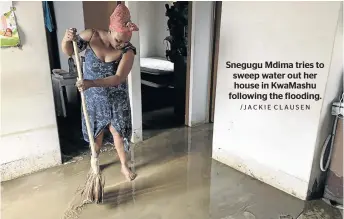  ?? /JACKIE CLAUSEN ?? Snegugu Mdima tries to sweep water out her house in KwaMashu following the flooding.