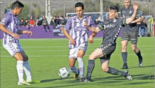  ??  ?? MUY PELEADO. El Valladolid B y el Racing jugaron un partido disputado, menos duro de lo que parece, y al final se repartiero­n los puntos.