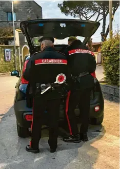  ?? Foto: Christoph Sator, dpa ?? Ob Carabinier­i Milde kennen können? Bei einer ganz gewöhnlich­en Fahrzeugko­ntrolle wie dieser wohl weniger…