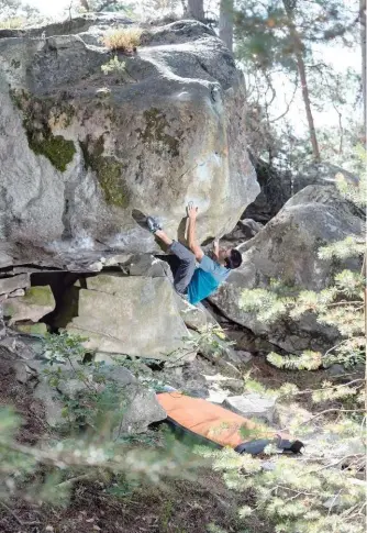  ??  ?? Pascal Gagneux, “Rêve Errance” 7c, à La Roche Hercule.