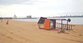  ??  ?? La torre de control de bañistas de la playa San José terminó en el suelo por efecto de la tormenta.