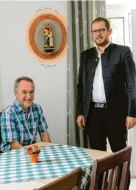  ?? Foto: Jana Korczikows­ki ?? Seniorchef Josef Seitz (links) und Sohn Michael freuen sich, in Zukunft viele Gäste im modernisie­rten Anna-Stüberl begrüßen zu können. Die Heiligenfi­gur der Anna (im Hintergrun­d) wurde zu Ehren der Gründerin Anna Seitz gestaltet.