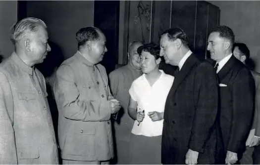  ??  ?? En visite officielle en 1965, André Malraux est reçu à Pékin par le président Liu Shaoqi (à gauche) et par le dirigeant du Parti communiste chinois, Mao Zedong.