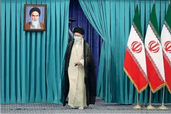  ??  ?? La giornata A sinistra, una folla di fotografi e cameraman attende in un seggio l’arrivo dei candidati. A destra, la Guida Suprema Alì Khamenei arriva per esprimere il suo voto a Teheran (Lapresse)