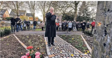  ?? RP-FOTO: MARKUS VAN OFFERN ?? Pfarrer Dr. Jan-Heiner Schneider segnete das Grabfeld mit Weihwasser und sprach ein Gebet.