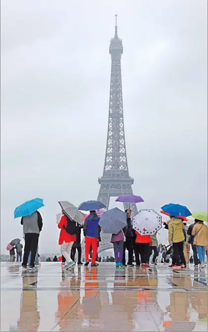  ??  ?? El propósito es “dejar que los sabores y aromas de México se cuelen en las cocinas parisinas”. La imagen, una tarde de lluvia ante la Torre Eiffel ■ Foto Afp