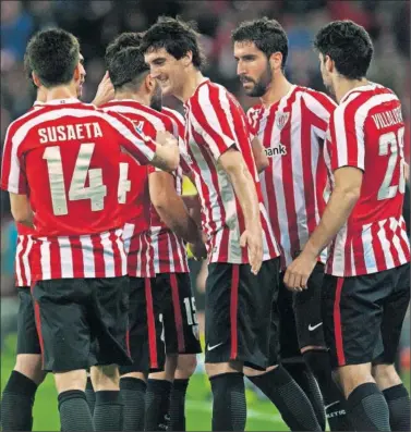  ??  ?? FESTEJO. El Athletic hace piña tras el tanto marcado por el cetrocampi­sta navarro.