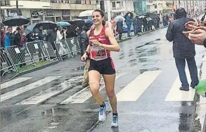  ?? FOTO: GIMNÁSTICA DE ULÍA ?? Sonriente Gema Martín cruza la meta como vencedora de la 89ª edición de la carrera de la Gimnástica de Ulía