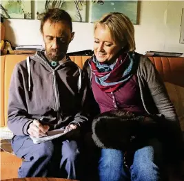  ??  ?? Vor zwei Wochen fühlte sich Stephan M. (hier mit Schwester Susanne) noch völlig mutlos. Jemand hatte dem Krebskrank­en das Handy gestohlen.