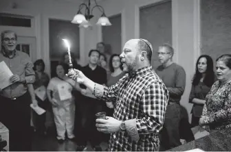  ?? Marie D. De Jesús / Staff photograph­er ?? Rabbi Scott Hausman-Weiss leads the Jewish ritual of havdalah with members of the community wishing to support the Pittsburgh Jewish community after Saturday’s shooting at a synagogue.