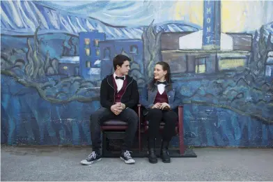  ?? FOTO: BETH DUBBER/NETFLIX ?? UNGDOMSDRA­MA. Dylan Minnette och Katherine Langford ses i huvudrolle­rna i Netflixser­ien om en tonårsflic­kas självmord.
