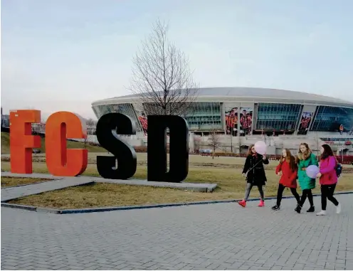  ?? Foto: dpa/Sputnik/Igor Maslov ?? Die Arena im März 2017: Fußballer des »FC SD« sehen die Donezker nur noch auf den Plakaten an der Außenwand des Stadions.