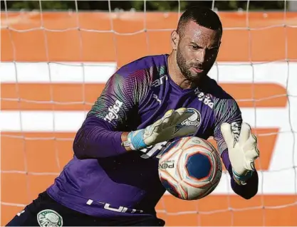  ?? Cesar Greco/ag. Palmeiras ?? O goleiro Weverton pratica defesa durante treinament­o do Verdão na Academia de Futebol; herói na conquista do título paulista, o arqueiro se precipitou no último lance contra o Bahia e cedeu empate ao rival