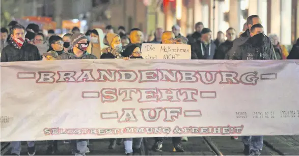  ??  ?? Bei den montäglich­en Demonstrat­ionen gegen die Corona-Maßnahmen von »Brandenbur­g steht auf« laufen regelmäßig auch Neonazis mit.