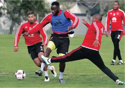  ??  ?? THE WARRIOR WAY: Joaquim Lupeta gets better acquainted with new teammates Toriq Losper and Aidan Jenniker.