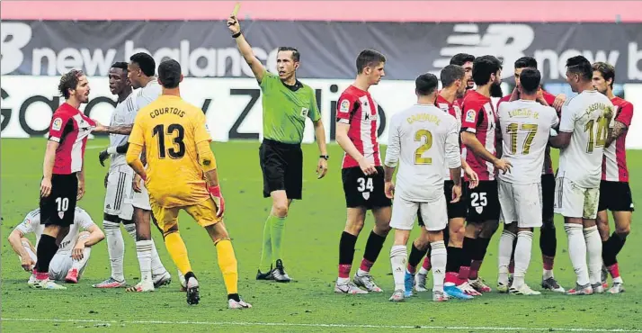  ?? FOTO: JUAN ECHEVERRÍA ?? Con los nervios a flor de piel
El partido se ‘calentó’ en el tramo final tras un empujón de Muniain a Modric, por el que González González le mostró la tarjeta amarilla al capitán rojiblanco