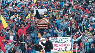  ?? Afp ?? Indígenas cargan el féretro con los restos del líder Inocencio Tucumbi, muerto en Quito.