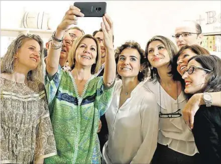  ??  ?? IMAGEN. María Dolores de Cospedal se toma una selfie con partidaria­s al término de un acto que hizo ayer en Barcelona.