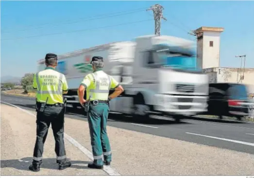  ?? EL DÍA ?? Un control de tráfico de la Guardia Civil en una carretera.