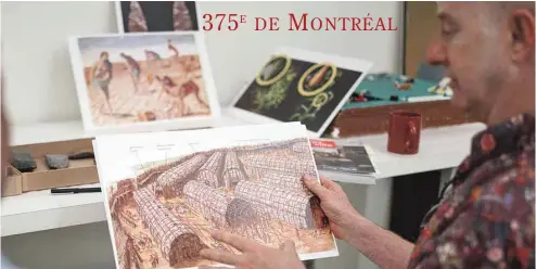  ?? GUILLAUME LEVASSEUR LE DEVOIR ?? François Bélanger, archéologu­e à la réserve des collection­s archéologi­ques de Montréal, montre à quoi pouvait ressembler un village de type iroquoien de la vallée du Saint-Laurent.