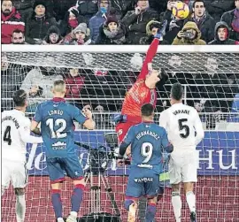  ?? VINCENT WEST / REUTERS ?? Courtois se tuvo que emplear a fondo para impedir el gol del Huesca