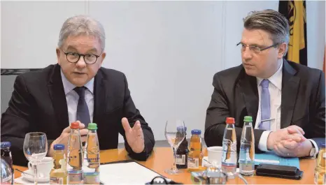  ?? FOTO: JUSTIZMINI­STERIUM ?? Sind sich einig: Guido Wolf (links) und Winfried Bausback.