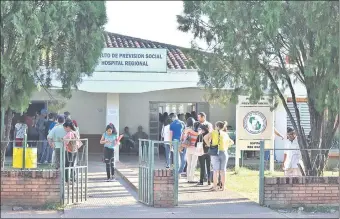  ??  ?? Filas de asegurados en las ventanilla­s del Hospital Regional del IPS para acceder a consultas médicas. Algunos días llega hasta la calle.