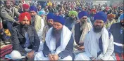  ??  ?? Parallel jathedar of Takht Damdama Sahib Baljit Singh Daduwal (centre) with protesters at thermal plant in Bathinda. HT PHOTO
