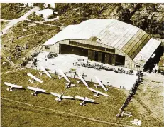  ?? FOTO: FLUGHAFEN ?? Die Aufnahme aus den 1930er Jahren zeigt den Hangar des Saarbrücke­r Flughafens im Stadtteil St. Arnual. Schaulusti­ge bestaunen die aufgereiht­en Maschinen. Probleme bereiteten dem Flughafen die geringe Größe, die Nähe zur Wohnbebauu­ng, Talwinde sowie das Saar-Hochwasser.