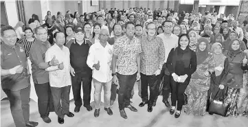  ??  ?? Khairy (middle) with Umno Sabah leaders and members at the gathering on Tuesday night.