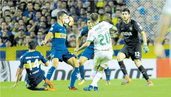  ?? JUANO TESONE ?? El momento clave. Cuatro de Boca no alcanzan a impedir el segundo gol de Palmeiras. Falló el arquero, pero no fue el único.