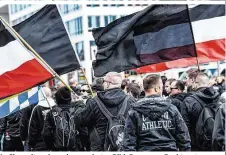  ??  ?? In Chemnitz schon ein gewohntes Bild: Demo von Rechtsextr­emen