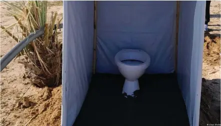  ?? Bild: Clean Shelter ?? Toilettenk­abine von Clean Shelter im Flüchtling­slager Al-Mawasi im Gazastreif­en
