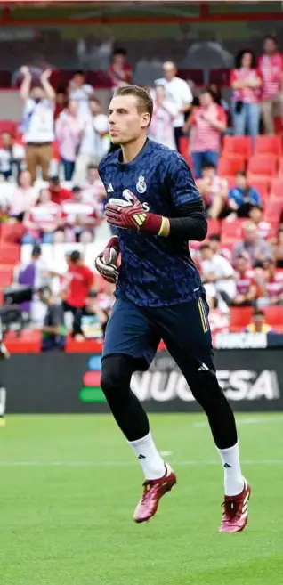  ?? EFE ?? LA CARRERA HASTA WEMBLEY Courtois, en primer plano con Lunin al fondo, en el calentamie­nto antes del último partido en Granada. Hay dudas con la portería.