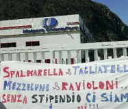  ??  ?? Proteste Da più di un anno i dipendenti di Malgara protestano: stipendi arretrati anche di un anno