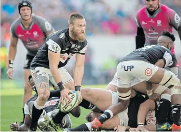  ?? Picture:GALLO IMAGES/DIRK KOTZE ?? HUNGRY RIVALS: Cameron Wright of the Sharks passes the ball during a Currie Cup match against the Pumas at Mbombela Stadium in Nelspruit in August. The Kings have been quiet about any signings as their rivals go on a spending spree