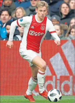  ??  ?? UN TALENTO. Frenkie de Jong tiene un futuro esplendoro­so.