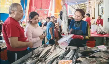  ??  ?? Consumidor­es y comerciant­es de productos del mar consideran que debido a la situación económica por la que atraviesa el país, la tradición de comer pescado y mariscos en Semana Santa es cada día más difícil de seguirla.