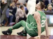  ??  ?? Gordon Hayward, de los Celtics, observa su pie doblado tras lesionarse severament­e en el primer partido de la temporada contra los Cavaliers.