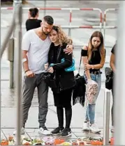  ?? JOHANNES SIMON/GETTY ?? People mourn Saturday near where a shooter opened fire in Munich the evening before, killing nine people.