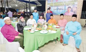  ??  ?? KAMARLIN (duduk, dua kanan) merakamkan gambar kenangan sempena Program Berbuka Puasa di Masjid Kg Lawa.