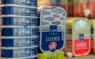  ??  ?? La sardine, à l’huile et en boîte, est le produit phare de la maison Gendreau. La conserveri­e, fondée en 1903, est le principal client des sardiniers de Saint-gilles-croix-de-vie.